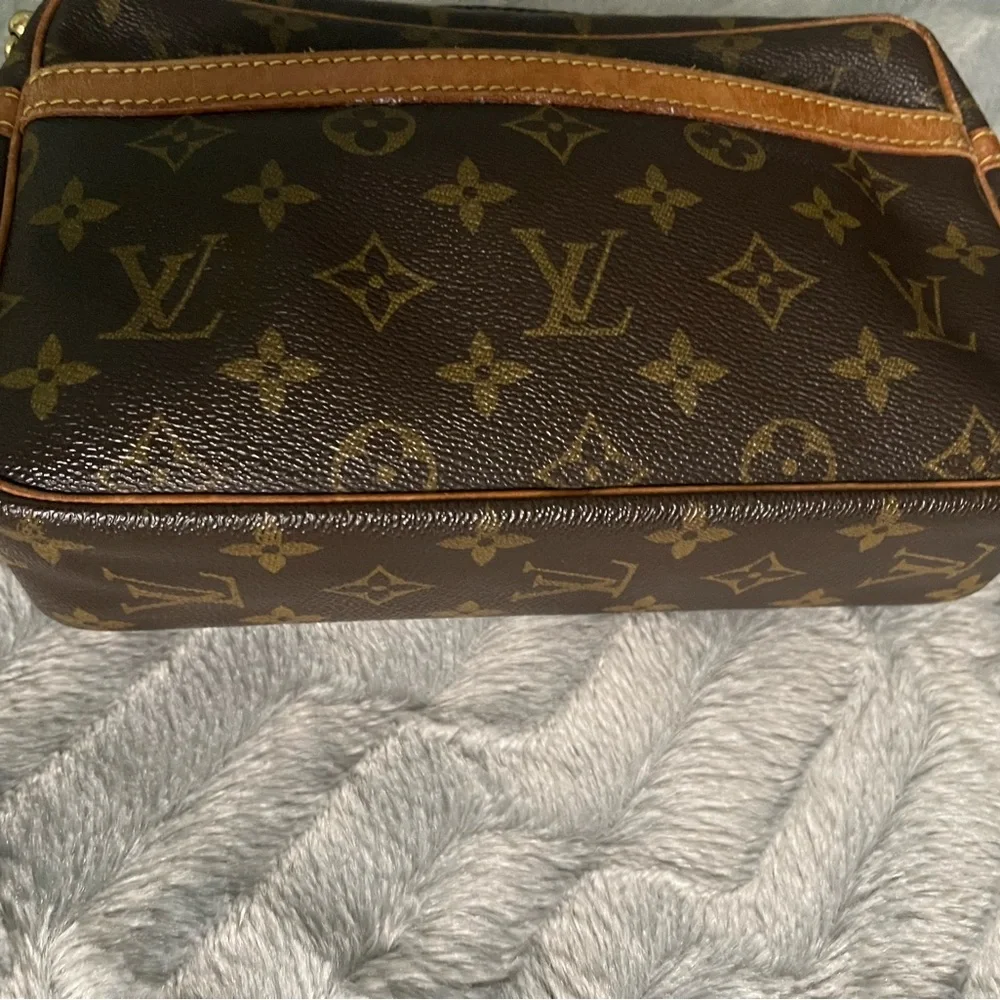 LOUIS VUITTON Monogram Compiegne 23 Clutch Bag - Picture 12 of 16